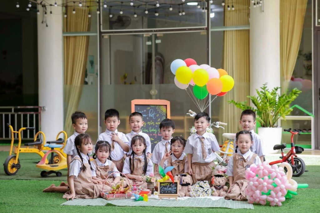 Tổng Hợp Mẫu Ảnh Kỷ Yếu Mầm Non Hot Nhất 2025 (Cập Nhật Xu Hướng) 4 Concept Chup Anh Ky Yeu Mam Non Picnic 1 Concept Chụp Ảnh Kỷ Yếu Mầm Non Vui Chơi, Picnic Ngoài Trời Tự Nhiên