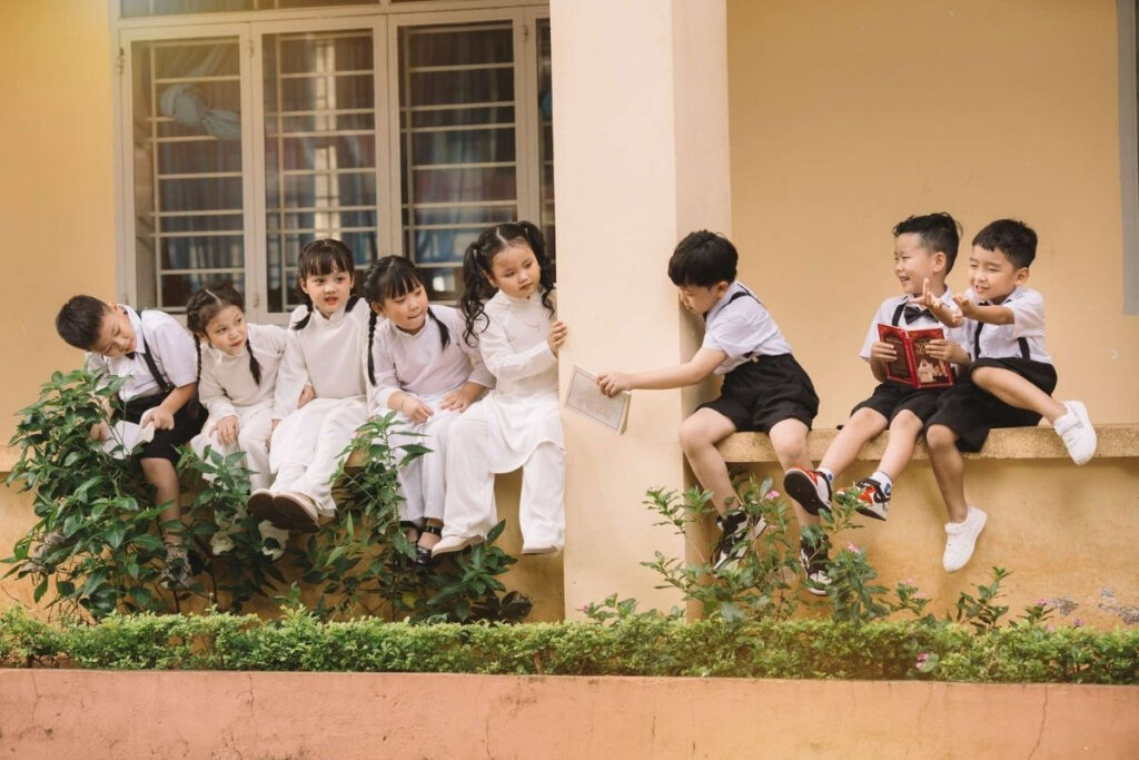 Tổng Hợp Mẫu Ảnh Kỷ Yếu Mầm Non Hot Nhất 2025 (Cập Nhật Xu Hướng) 2 Mau Ky Yeu Mam Non Phong Cach Vintage 1 Mẫu Kỷ Yếu Mầm Non Phong Cách Vintage Hoài Cổ