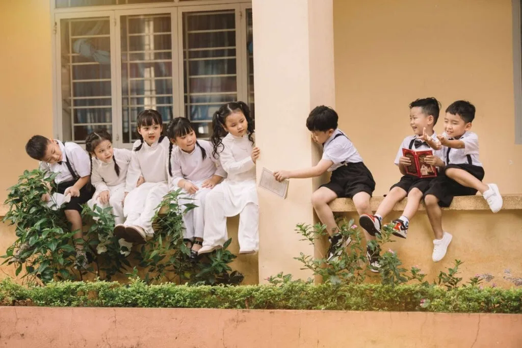 Mẫu Kỷ Yếu Mầm Non Phong Cách Vintage Hoài Cổ