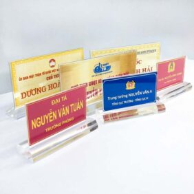 Bảng tên mica để bàn
