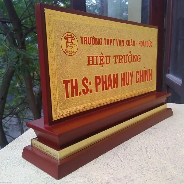 Kệ Chức Danh Mica Tam Giác