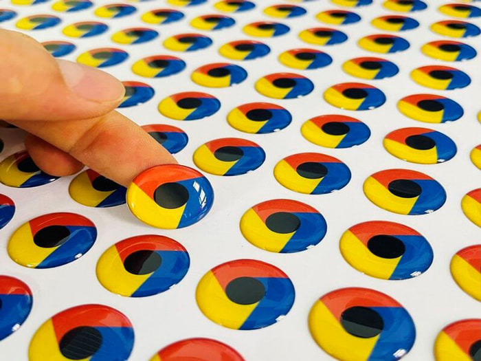 Giải Mã 4 Lớp Cấu Tạo Tem Nhựa Phủ Keo Epoxy: Bí Mật Đằng Sau Hiệu Ứng 3D Siêu Bền 2 Cau Tao Tem Nhua Phu Keo Epoxy 22 Giải Mã 4 Lớp Cấu Tạo Tem Nhựa Phủ Keo Epoxy: Bí Mật Đằng Sau Hiệu Ứng 3D Siêu Bền | In Đồng Lợi | 2