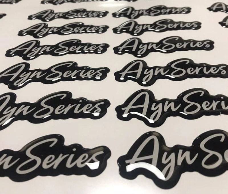 Giải Mã 4 Lớp Cấu Tạo Tem Nhựa Phủ Keo Epoxy: Bí Mật Đằng Sau Hiệu Ứng 3D Siêu Bền 1 Cau Tao Tem Nhua Phu Keo Epoxy 27 Giải Mã 4 Lớp Cấu Tạo Tem Nhựa Phủ Keo Epoxy: Bí Mật Đằng Sau Hiệu Ứng 3D Siêu Bền | In Đồng Lợi | 1