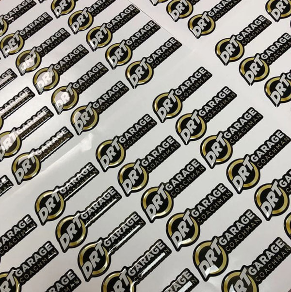 Giải Mã 4 Lớp Cấu Tạo Tem Nhựa Phủ Keo Epoxy: Bí Mật Đằng Sau Hiệu Ứng 3D Siêu Bền 11 Cau Tao Tem Nhua Phu Keo Epoxy 28 Giải Mã 4 Lớp Cấu Tạo Tem Nhựa Phủ Keo Epoxy: Bí Mật Đằng Sau Hiệu Ứng 3D Siêu Bền | In Đồng Lợi | 11