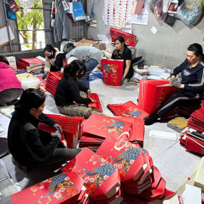 Công đoạn gia công sau in - Gấp túi giấy (Ảnh minh họa)