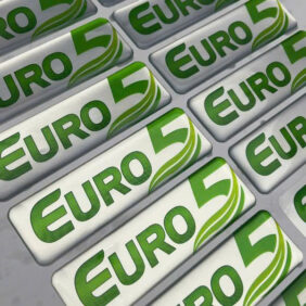 in tem nhựa phủ epoxy nổi 3D