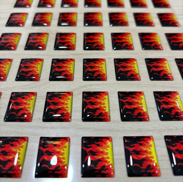 Phủ Keo Epoxy Là Gì? Giải Mã Độ Bền &Quot;Thép&Quot; Và Hiệu Ứng 3D Đẳng Cấp Cho Tem Nhãn | In Đồng Lợi | 3