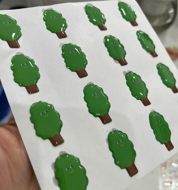 Phủ Keo Epoxy Là Gì? Giải Mã Độ Bền &Quot;Thép&Quot; Và Hiệu Ứng 3D Đẳng Cấp Cho Tem Nhãn | In Đồng Lợi | 8