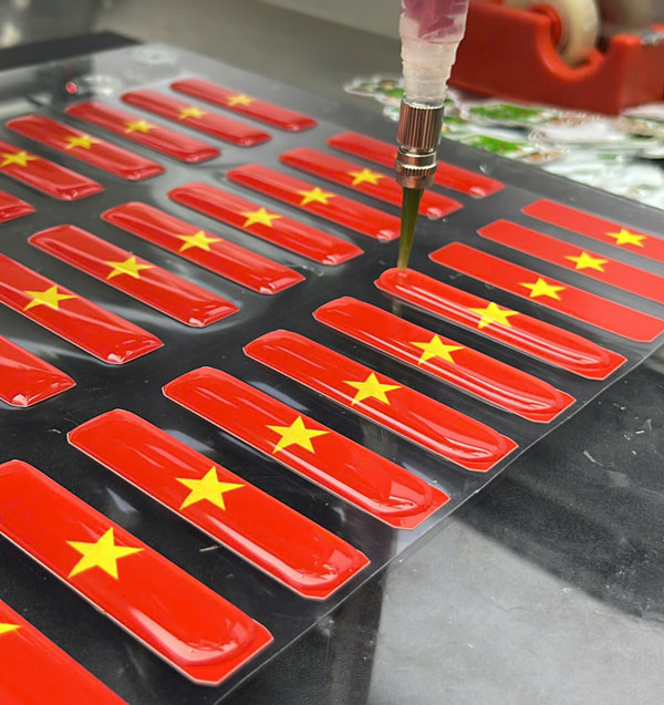 Phủ Keo Epoxy Là Gì? Giải Mã Độ Bền &Quot;Thép&Quot; Và Hiệu Ứng 3D Đẳng Cấp Cho Tem Nhãn | In Đồng Lợi | 10