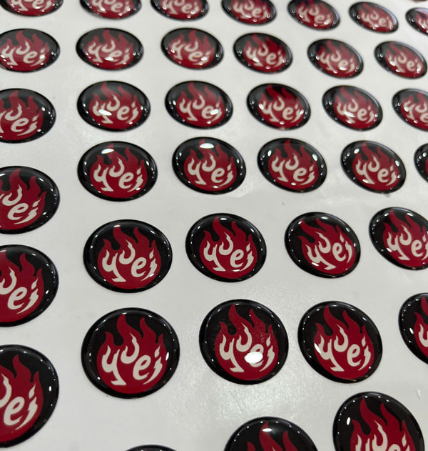 Phủ Keo Epoxy Là Gì? Giải Mã Độ Bền &Quot;Thép&Quot; Và Hiệu Ứng 3D Đẳng Cấp Cho Tem Nhãn | In Đồng Lợi | 5