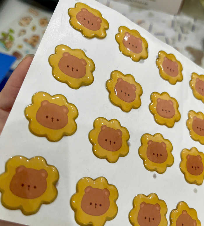 Phủ Keo Epoxy Là Gì? Giải Mã Độ Bền &Quot;Thép&Quot; Và Hiệu Ứng 3D Đẳng Cấp Cho Tem Nhãn | In Đồng Lợi | 7