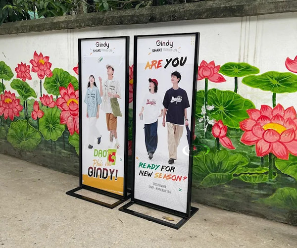 Standee Khung Sắt, Khung Nhôm – Nên Chọn Loại Nào Cho Shop, Quán? 3 Standee Khung Sat 12 Standee Khung Sắt, Khung Nhôm – Nên Chọn Loại Nào Cho Shop, Quán? | In Đồng Lợi | 3