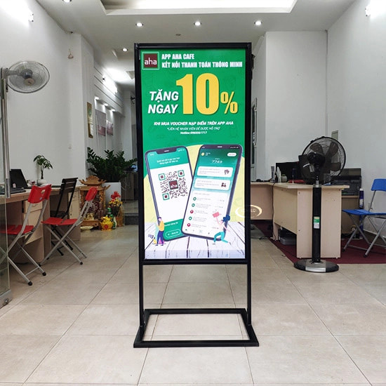 Standee Khung Sắt, Khung Nhôm – Nên Chọn Loại Nào Cho Shop, Quán? 10 Standee Khung Sat 21 1 Standee Khung Sắt, Khung Nhôm – Nên Chọn Loại Nào Cho Shop, Quán? | In Đồng Lợi | 10